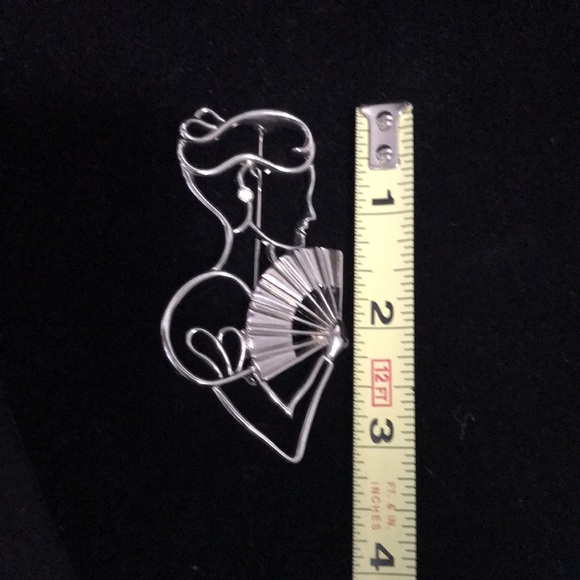 VINTAGE REMINGTON SILVER TONE VICTORIAN LADY W/ FAN BROOCH - Picture 5 of 7